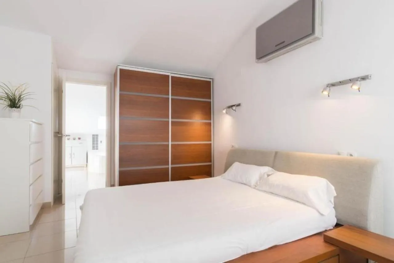 דירות ז'ירונה Sand Bay Beach Duplex