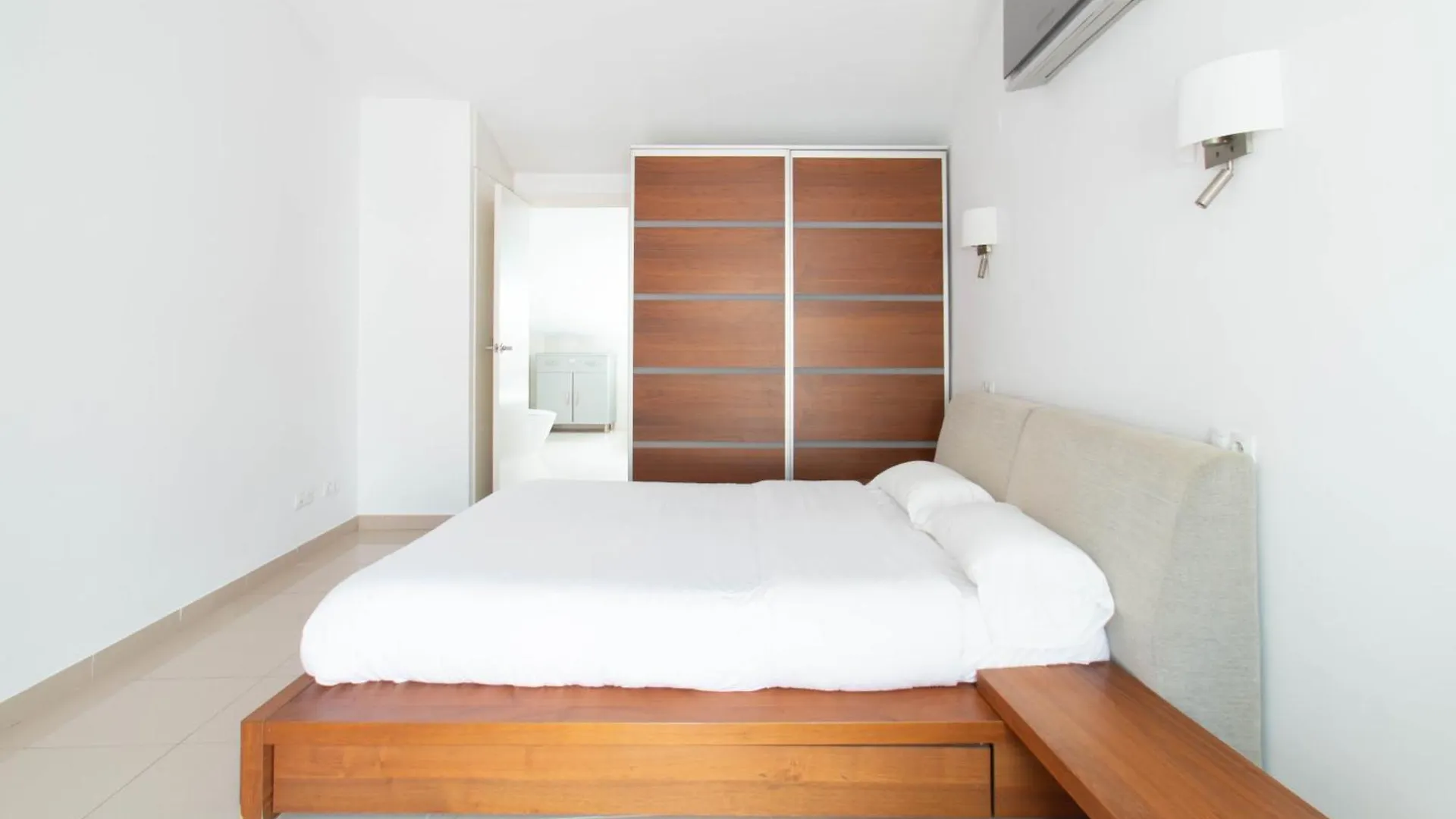 דירות ז'ירונה Sand Bay Beach Duplex